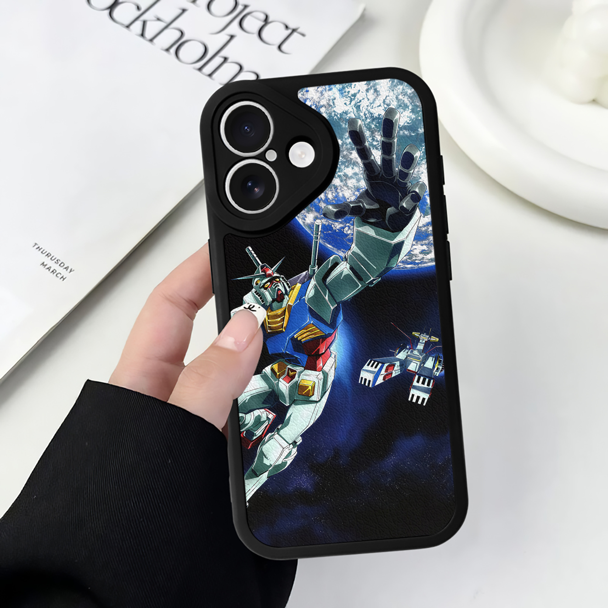 （画像用） 機動戦士ガンダム Mobile Suit Gundam 【iPhone 16シリーズ対応】シリコンスマホケース（レザー調） 材質：シリコン